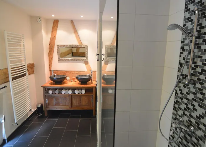 Stunning Near Forest In Сленакен